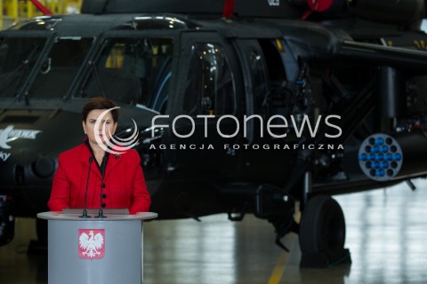  10.10.2016 MIELEC <br />WIZYTA PREMIER BEATY SZYDLO W POLSKICH ZAKLADACH LOTNICZYCH PZL MIELEC <br />WIZYTA MA ZWIAZEK Z PLANEM ZAKUPU SMIGLOWCOW SIKORSKI BLACKHAWK DLA POLSKIEJ ARMII<br />N/Z PREMIER BEATA SZYDLO - W TLE SMIGLOWIEC BLACKHAWK<br /> 