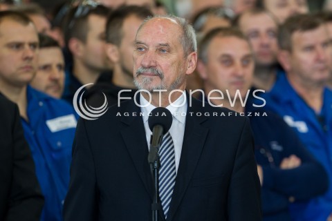  10.10.2016 MIELEC <br />WIZYTA PREMIER BEATY SZYDLO W POLSKICH ZAKLADACH LOTNICZYCH PZL MIELEC <br />WIZYTA MA ZWIAZEK Z PLANEM ZAKUPU SMIGLOWCOW SIKORSKI BLACKHAWK DLA POLSKIEJ ARMII<br />N/Z ANTONI MACIEREWICZ - MINISTER OBRONY NARODOWEJ<br /> 