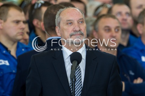  10.10.2016 MIELEC <br />WIZYTA PREMIER BEATY SZYDLO W POLSKICH ZAKLADACH LOTNICZYCH PZL MIELEC <br />WIZYTA MA ZWIAZEK Z PLANEM ZAKUPU SMIGLOWCOW SIKORSKI BLACKHAWK DLA POLSKIEJ ARMII<br />N/Z MINISTER OBRONY NARODOWEJ ANTONI MACIEREWICZ<br /> 