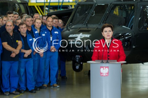  10.10.2016 MIELEC <br />WIZYTA PREMIER BEATY SZYDLO W POLSKICH ZAKLADACH LOTNICZYCH PZL MIELEC <br />WIZYTA MA ZWIAZEK Z PLANEM ZAKUPU SMIGLOWCOW SIKORSKI BLACKHAWK DLA POLSKIEJ ARMII<br />N/Z PREMIER BEATA SZYDLO - W TLE SMIGLOWIEC BLACKHAWK I PRACOWNICY PZL MIELEC<br /> 