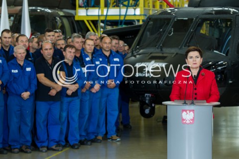  10.10.2016 MIELEC <br />WIZYTA PREMIER BEATY SZYDLO W POLSKICH ZAKLADACH LOTNICZYCH PZL MIELEC <br />WIZYTA MA ZWIAZEK Z PLANEM ZAKUPU SMIGLOWCOW SIKORSKI BLACKHAWK DLA POLSKIEJ ARMII<br />N/Z PREMIER BEATA SZYDLO - W TLE SMIGLOWIEC BLACKHAWK I PRACOWNICY PZL MIELEC<br /> 