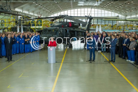  10.10.2016 MIELEC <br />WIZYTA PREMIER BEATY SZYDLO W POLSKICH ZAKLADACH LOTNICZYCH PZL MIELEC <br />WIZYTA MA ZWIAZEK Z PLANEM ZAKUPU SMIGLOWCOW SIKORSKI BLACKHAWK DLA POLSKIEJ ARMII<br />N/Z PREMIER BEATA SZYDLO - W TLE SMIGLOWIEC BLACKHAWK I PRACOWNICY PZL MIELEC<br /> 