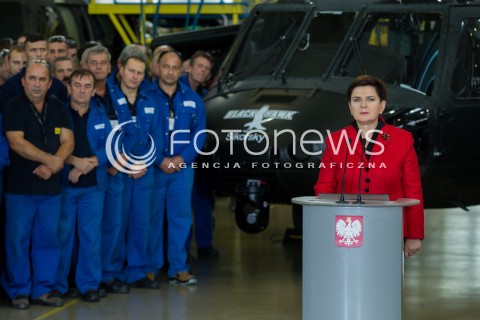  10.10.2016 MIELEC <br />WIZYTA PREMIER BEATY SZYDLO W POLSKICH ZAKLADACH LOTNICZYCH PZL MIELEC <br />WIZYTA MA ZWIAZEK Z PLANEM ZAKUPU SMIGLOWCOW SIKORSKI BLACKHAWK DLA POLSKIEJ ARMII<br />N/Z PREMIER BEATA SZYDLO - W TLE SMIGLOWIEC BLACKHAWK I PRACOWNICY PZL MIELEC<br /> 