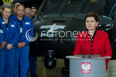  10.10.2016 MIELEC <br />WIZYTA PREMIER BEATY SZYDLO W POLSKICH ZAKLADACH LOTNICZYCH PZL MIELEC <br />WIZYTA MA ZWIAZEK Z PLANEM ZAKUPU SMIGLOWCOW SIKORSKI BLACKHAWK DLA POLSKIEJ ARMII<br />N/Z PREMIER BEATA SZYDLO - W TLE SMIGLOWIEC BLACKHAWK I PRACOWNICY PZL MIELEC<br /> 