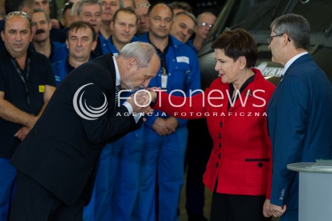  10.10.2016 MIELEC <br />WIZYTA PREMIER BEATY SZYDLO W POLSKICH ZAKLADACH LOTNICZYCH PZL MIELEC <br />WIZYTA MA ZWIAZEK Z PLANEM ZAKUPU SMIGLOWCOW SIKORSKI BLACKHAWK DLA POLSKIEJ ARMII<br />N/Z PREMIER BEATA SZYDLO I ANTONI MACIEREWICZ - MINISTER OBRONY NARODOWEJ CALUJE W REKE<br /> 
