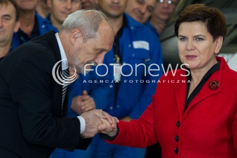  10.10.2016 MIELEC <br />WIZYTA PREMIER BEATY SZYDLO W POLSKICH ZAKLADACH LOTNICZYCH PZL MIELEC <br />WIZYTA MA ZWIAZEK Z PLANEM ZAKUPU SMIGLOWCOW SIKORSKI BLACKHAWK DLA POLSKIEJ ARMII<br />N/Z PREMIER BEATA SZYDLO I ANTONI MACIEREWICZ - MINISTER OBRONY NARODOWEJ CALUJE W REKE<br /> 