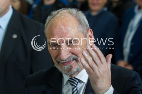  10.10.2016 MIELEC <br />WIZYTA PREMIER BEATY SZYDLO W POLSKICH ZAKLADACH LOTNICZYCH PZL MIELEC <br />WIZYTA MA ZWIAZEK Z PLANEM ZAKUPU SMIGLOWCOW SIKORSKI BLACKHAWK DLA POLSKIEJ ARMII<br />N/Z ANTONI MACIEREWICZ - MINISTER ORONY NARODOWEJ<br /> 