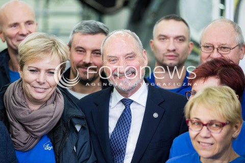  11.10.2016 LODZ<br />WIZYTA PREMIER BEATY SZYDLO W LODZKICH WOJSKOWYCH ZAKLADACH LOTNICZYCH<br />N/Z ANTONI MACIEREWICZ PRACOWNICY<br /> 