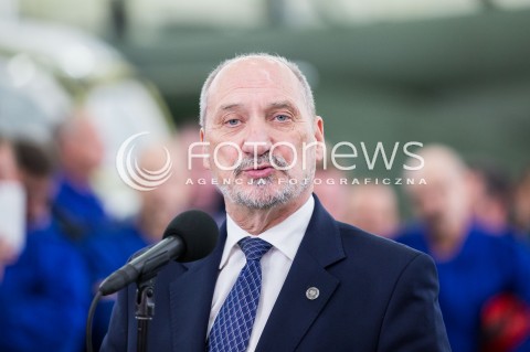 11.10.2016 LODZ<br />WIZYTA PREMIER BEATY SZYDLO W LODZKICH WOJSKOWYCH ZAKLADACH LOTNICZYCH<br />N/Z ANTONI MACIEREWICZ<br /> 