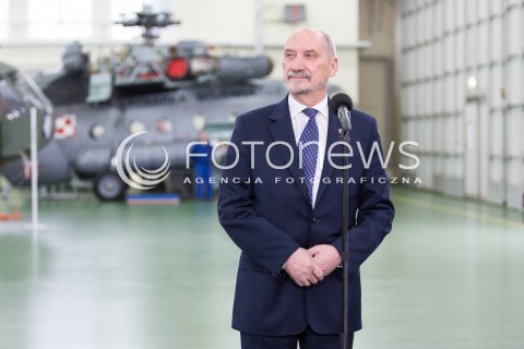  11.10.2016 LODZ<br />WIZYTA PREMIER BEATY SZYDLO W LODZKICH WOJSKOWYCH ZAKLADACH LOTNICZYCH<br />N/Z ANTONI MACIEREWICZ<br /> 