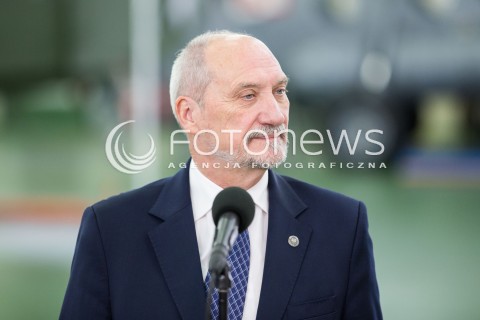  11.10.2016 LODZ<br />WIZYTA PREMIER BEATY SZYDLO W LODZKICH WOJSKOWYCH ZAKLADACH LOTNICZYCH<br />N/Z ANTONI MACIEREWICZ<br /> 