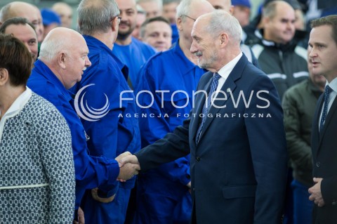  11.10.2016 LODZ<br />WIZYTA PREMIER BEATY SZYDLO W LODZKICH WOJSKOWYCH ZAKLADACH LOTNICZYCH<br />N/Z ANTONI MACIEREWICZ PRACOWNICY<br /> 