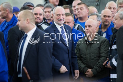  11.10.2016 LODZ<br />WIZYTA PREMIER BEATY SZYDLO W LODZKICH WOJSKOWYCH ZAKLADACH LOTNICZYCH<br />N/Z ANTONI MACIEREWICZ PRACOWNICY<br /> 