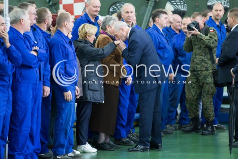  11.10.2016 LODZ<br />WIZYTA PREMIER BEATY SZYDLO W LODZKICH WOJSKOWYCH ZAKLADACH LOTNICZYCH<br />N/Z ANTONI MACIEREWICZ PRACOWNICY<br /> 