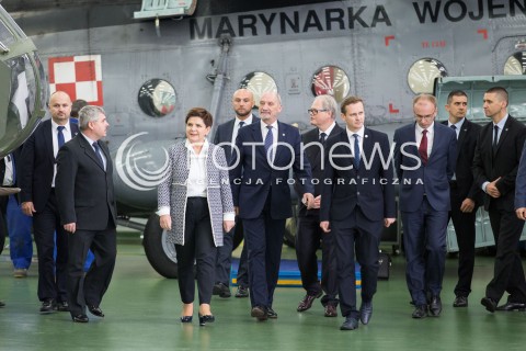  11.10.2016 LODZ<br />WIZYTA PREMIER BEATY SZYDLO W LODZKICH WOJSKOWYCH ZAKLADACH LOTNICZYCH<br />N/Z BEATA SZYDLO ANTONI MACIEREWICZ JAROSLAW DOMAGALSKI<br /> 