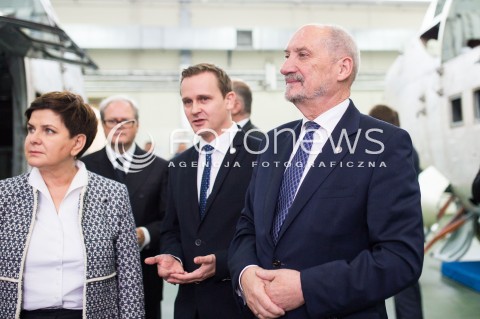  11.10.2016 LODZ<br />WIZYTA PREMIER BEATY SZYDLO W LODZKICH WOJSKOWYCH ZAKLADACH LOTNICZYCH<br />N/Z ANTONI MACIEREWICZ BEATA SZYDLO<br /> 