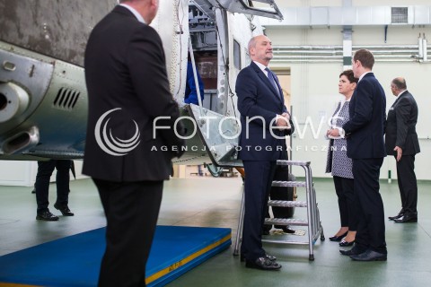  11.10.2016 LODZ<br />WIZYTA PREMIER BEATY SZYDLO W LODZKICH WOJSKOWYCH ZAKLADACH LOTNICZYCH<br />N/Z ANTONI MACIEREWICZ<br /> 