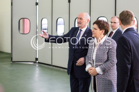  11.10.2016 LODZ<br />WIZYTA PREMIER BEATY SZYDLO W LODZKICH WOJSKOWYCH ZAKLADACH LOTNICZYCH<br />N/Z ANTONI MACIEREWICZ BEATA SZYDLO<br /> 