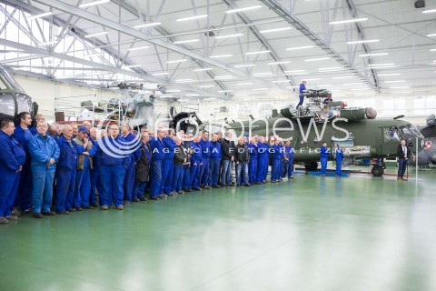  11.10.2016 LODZ<br />WIZYTA PREMIER BEATY SZYDLO W LODZKICH WOJSKOWYCH ZAKLADACH LOTNICZYCH<br />N/Z PRACOWNICY ZAKLADU<br /> 