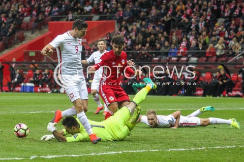 11.10.2016 WARSZAWA PILKA NOZNA <br />FOOTBALL POLISH ELIMINACJE MS 2018<br />MECZ POLSKA - ARMENIA NA STADIONIE NARODOWYM<br />N/Z ROBERT LEWANDOWSKI ARSEN BEGLARYAN TARON VOSKANYAN<br /> 