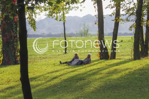  14.10.2016 MAZOWSZE <br />ZDJECIE ILUSTRACYJNE <br />JESIENNY WYPOCZYNEK <br />N/Z WYPOCZYWAJACY LUDZIE W GOCZALKOWICACH<br /> 