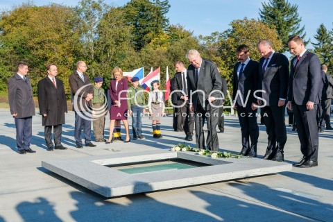  14.10.2016 MARKOWA <br />SPOTKANIE PREZYDENTOW PANSTW GRUPY WYSZEHRADZKIEJ<br />ZWIEDZANIE PRZEZ PREZYDENTOW MUZEUM POLAKOW RATUJACYCH ZYDOW PODCZAS II WOJNY SWIATOWEJ IM. RODZINY ULMOW W MARKOWEJ I ZLOZENIE ZNICZY I KWIATOW <br />N/Z PREZYDENT CZECH MILOS ZEMAN , PREZYDENT WEGIER JANOS ADER , PREZYDENT RP ANDRZEJ DUDA , PREZYDENT SLOWACJI ANDREJ KISKA <br /> 