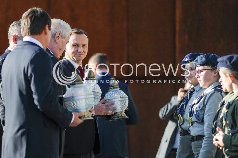  14.10.2016 MARKOWA <br />SPOTKANIE PREZYDENTOW PANSTW GRUPY WYSZEHRADZKIEJ<br />ZWIEDZANIE PRZEZ PREZYDENTOW MUZEUM POLAKOW RATUJACYCH ZYDOW PODCZAS II WOJNY SWIATOWEJ IM. RODZINY ULMOW W MARKOWEJ I ZLOZENIE ZNICZY I KWIATOW <br />N/Z PREZYDENT RP ANDRZEJ DUDA ZNICZ<br /> 