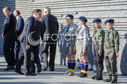  14.10.2016 MARKOWA <br />SPOTKANIE PREZYDENTOW PANSTW GRUPY WYSZEHRADZKIEJ<br />ZWIEDZANIE PRZEZ PREZYDENTOW MUZEUM POLAKOW RATUJACYCH ZYDOW PODCZAS II WOJNY SWIATOWEJ IM. RODZINY ULMOW W MARKOWEJ I ZLOZENIE ZNICZY I KWIATOW <br />N/Z PREZYDENT RP ANDRZEJ DUDA HARCERZ HARCERZE DZIECI<br /> 