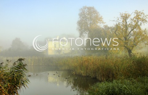  18.10.2016 MAZOWSZE <br />ZDJECIE ILUSTRACYJNE <br />JESIENNA POGODA<br />N/Z ZABYTKOWY BUDYNEK SZKOLY Z 1902 R W PARKU MIEJSKIM <br /> 