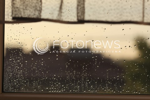  18.10.2016 MAZOWSZE <br />ZDJECIE ILUSTRACYJNE <br />JESIENNY DESZCZ<br />N/Z OKNO Z WIDOCZNYMI KROPLAMI DESZCZU, ZA OKNEM <br /> 