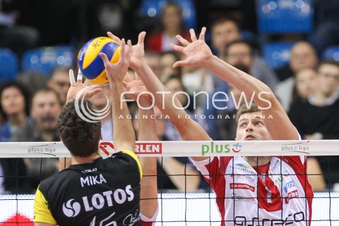  21.10.2016 RZESZOW<br />SIATKOWKA PLUSLIGA 2016/2017 MEN VOLLEYBALL POLAND POLISH PLUS LIGA LEAGUE SEASON 2016/2017<br />MECZ ASSECO RESOVIA RZESZOW - LOTOS TREFL GDANSK <br />N/Z PIOTR NOWAKOWSKI MATEUSZ MIKA BLOK<br /> 