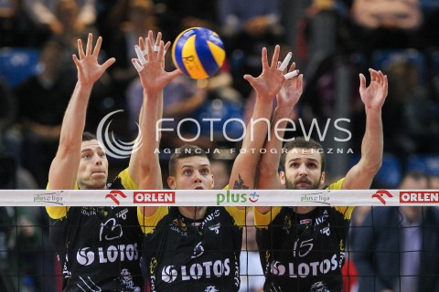  21.10.2016 RZESZOW<br />SIATKOWKA PLUSLIGA 2016/2017 MEN VOLLEYBALL POLAND POLISH PLUS LIGA LEAGUE SEASON 2016/2017<br />MECZ ASSECO RESOVIA RZESZOW - LOTOS TREFL GDANSK <br />N/Z SZYMON ROMAC DMYTRO PASHYTSKYY ( PASZYCKI ) MATEUSZ MIKA BLOK<br /> 