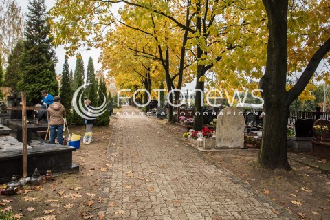  23.10.2016 CMENTARZ KOMUNALNY W PIASECZNIE<br />ZDJECIE ILUSTRACYJNE<br />N/Z NAGROBKI NA CMENTARZU KOMUNALNYM W PIASECZNIE<br /> 