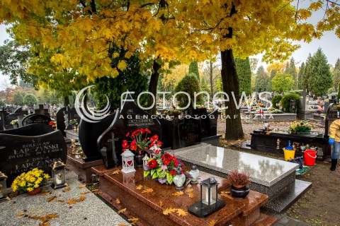  23.10.2016 CMENTARZ KOMUNALNY W PIASECZNIE<br />ZDJECIE ILUSTRACYJNE<br />N/Z NAGROBKI NA CMENTARZU KOMUNALNYM W PIASECZNIE<br /> 