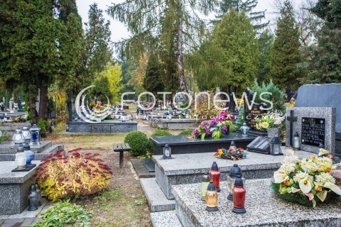  23.10.2016 CMENTARZ KOMUNALNY W PIASECZNIE<br />ZDJECIE ILUSTRACYJNE<br />N/Z NAGROBKI NA CMENTARZU KOMUNALNYM W PIASECZNIE<br /> 
