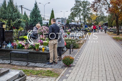  23.10.2016 CMENTARZ KOMUNALNY W PIASECZNIE<br />ZDJECIE ILUSTRACYJNE<br />N/Z NAGROBKI NA CMENTARZU KOMUNALNYM W PIASECZNIE<br /> 