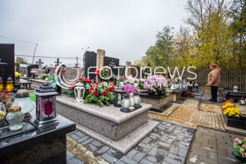  23.10.2016 CMENTARZ KOMUNALNY W PIASECZNIE<br />ZDJECIE ILUSTRACYJNE<br />N/Z NAGROBKI NA CMENTARZU KOMUNALNYM W PIASECZNIE<br /> 