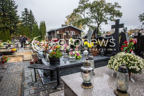  23.10.2016 CMENTARZ KOMUNALNY W PIASECZNIE<br />ZDJECIE ILUSTRACYJNE<br />N/Z NAGROBKI NA CMENTARZU KOMUNALNYM W PIASECZNIE<br /> 