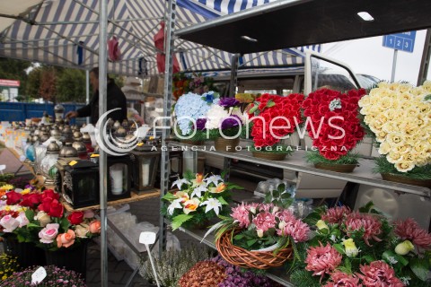  23.10.2016 CMENTARZ KOMUNALNY W PIASECZNIE<br />ZDJECIE ILUSTRACYJNE<br />N/Z SPRZEDAWCA KWIATOW I ZNICZY PRZED WEJSCIEM NA CMENTARZU KOMUNALNYM W PIASECZNIE<br /> 