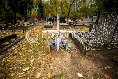  23.10.2016 CMENTARZ KOMUNALNY W PIASECZNIE<br />ZDJECIE ILUSTRACYJNE<br />N/Z NAGROBKI NA CMENTARZU KOMUNALNYM W PIASECZNIE<br /> 