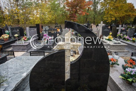  23.10.2016 CMENTARZ KOMUNALNY W PIASECZNIE<br />ZDJECIE ILUSTRACYJNE<br />N/Z NAGROBKI NA CMENTARZU KOMUNALNYM W PIASECZNIE<br /> 