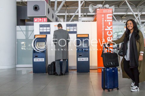  27.10.2016 LOTNISKO CHOPINA W WARSZAWIE<br />WARSAW CHOPIN AIRPORT<br />ZDJECIE ILUSTRACYJNE<br />N/Z PODROZNI PRZY STANOWISKU SAMOOBSLUGOWYM LOTNISKA CHOPINA<br /> 