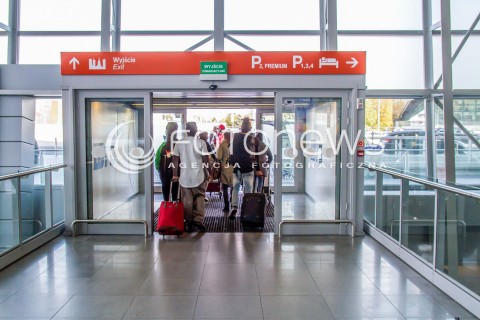  27.10.2016 LOTNISKO CHOPINA W WARSZAWIE<br />WARSAW CHOPIN AIRPORT<br />ZDJECIE ILUSTRACYJNE<br />N/Z PODROZNI WYCHODZA Z  LOTNISKA CHOPINA<br /> 