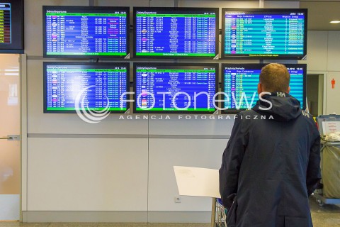  27.10.2016 LOTNISKO CHOPINA W WARSZAWIE<br />WARSAW CHOPIN AIRPORT<br />ZDJECIE ILUSTRACYJNE<br />N/Z PODROZNY PRZY TABLICY PRZYLOTOW I ODLOTOW LOTNISKA CHOPINA<br /> 