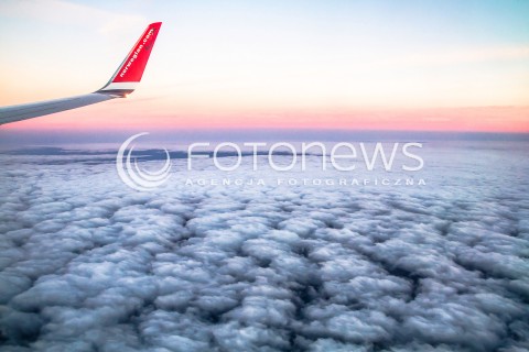  27.10.2016 LOTNISKO CHOPINA W WARSZAWIE<br />WARSAW CHOPIN AIRPORT<br />ZDJECIE ILUSTRACYJNE<br />N/Z FRAGMENT SKRZYDLA SAMOLOTU NORWEGIAN AIR NAD PULAPEM CHMUR<br /> 