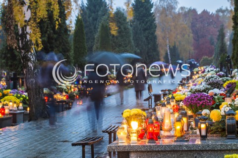  01.11.2016 CMENTARZ KOMUNALNY W PIASECZNIE PO ZACHODZIE SLONCA<br />SWIETO WSZYSTKICH SWIETYCH<br />N/Z WIECZORNE ODWIEDZINY BLISKICH  NA CMENTARZU<br /> 