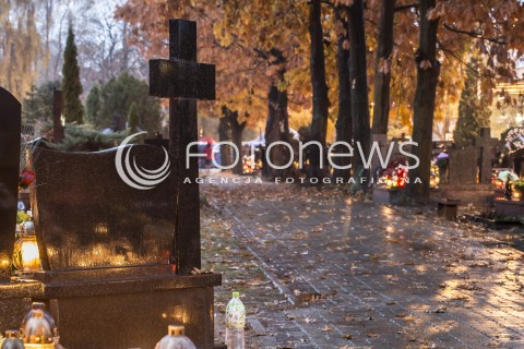  01.11.2016 CMENTARZ KOMUNALNY W PIASECZNIE PO ZACHODZIE SLONCA<br />SWIETO WSZYSTKICH SWIETYCH<br />N/Z WIECZORNE ODWIEDZINY BLISKICH  NA CMENTARZU<br /> 