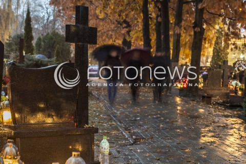  01.11.2016 CMENTARZ KOMUNALNY W PIASECZNIE PO ZACHODZIE SLONCA<br />SWIETO WSZYSTKICH SWIETYCH<br />N/Z WIECZORNE ODWIEDZINY BLISKICH  NA CMENTARZU<br /> 