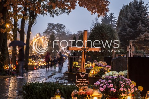  01.11.2016 CMENTARZ KOMUNALNY W PIASECZNIE PO ZACHODZIE SLONCA<br />SWIETO WSZYSTKICH SWIETYCH<br />N/Z WIECZORNE ODWIEDZINY BLISKICH  NA CMENTARZU<br /> 