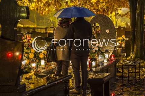  01.11.2016 CMENTARZ KOMUNALNY W PIASECZNIE PO ZACHODZIE SLONCA<br />SWIETO WSZYSTKICH SWIETYCH<br />N/Z WIECZORNE ODWIEDZINY BLISKICH  NA CMENTARZU<br /> 